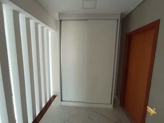 Imagem Sobrado com garagem subterranea e suite com dois closets e banheira