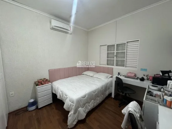 Imagem Casa à venda no Parque São Geraldo, Uberaba: piscina aquecida e varanda gourmet