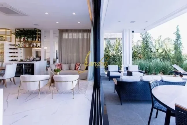 Imagem Sobrado finamente mobiliado e decorado com 472m2 de área construída e piscina