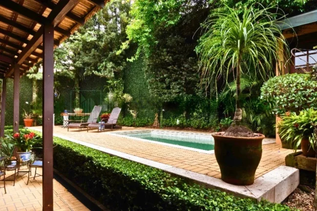 Imagem Deslumbrante casa à venda em São Paulo-SP, no Jardim Guedala: 3 quartos, 3 suítes, 4 salas, 5 banheiros, 4 vagas de garagem, 365m².