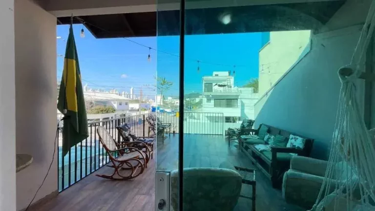 Imagem Sobrado com 2 dormitórios e 1 vaga de garagem com terraço e churrasqueira em Balneário Camboriú