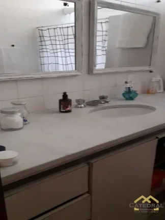 Imagem Casa à Venda com 241m² por R$ 990.000,00 - Vila Vianelo - Jundiaí/SP