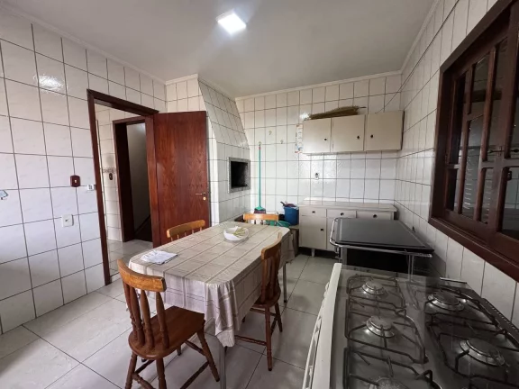 Imagem Casa 252m2, 3 quartos, mais peça comercial de 80 m2, AV. João P. De Vargas