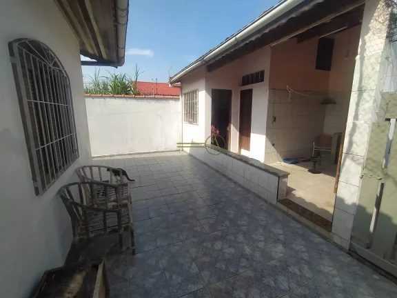 Imagem Casa térrea com 2 dorms, á 950m da Praia à venda em Peruíbe