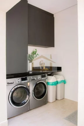 Imagem Casa de estilo Neo-Clássico recém-reformada e ampliada, 4 quartos sendo 2 suítes, 4 vagas