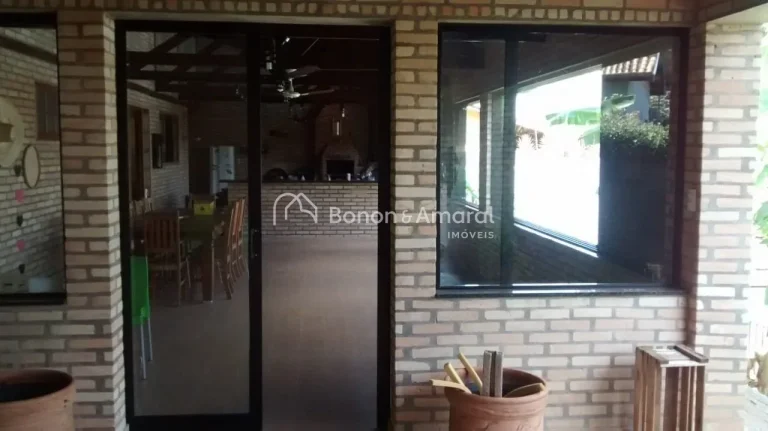 Imagem Esta encantadora chácara oferece três suítes espaçosas, todas com banheiro privativo. A cozinha ...
