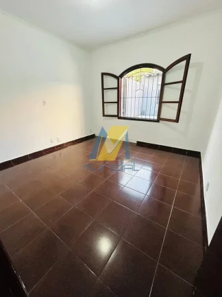 Imagem Casa térrea ampla com quintal gramado em localização estratégica.