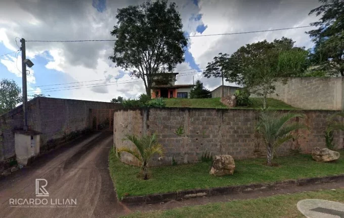 Imagem "Espaçoso Sobrado de 3 Dormitórios com Piscina e Pomar em Belvedere, Atibaia: Uma Oportunidade Imperdível!"