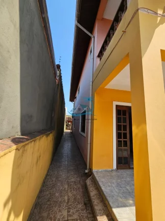 Imagem Casa assobradada com 215 m² de área construída a venda na região central de Ubatuba.
