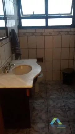 Imagem Lindo sobrado com 3 dormitórios, 2 vagas de garagem com excelente localização em bairro com fácil acesso a comércios e principais avenidas.