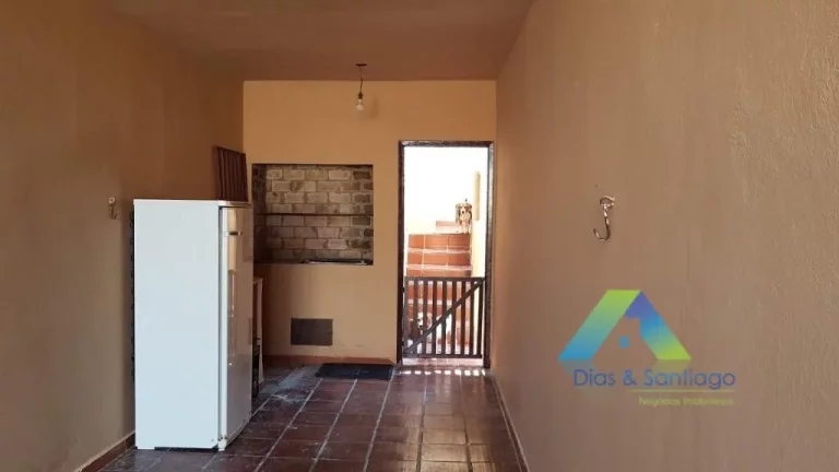 Imagem Sobrado 2 dormitórios amplos (amplos mesmo!) com janelas antirruído, quintal e garagem com 4 vagas, espaçosa varanda e uma edícula para você ter se