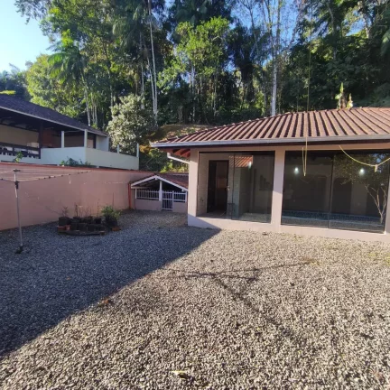 Imagem Casa averbada com 3 dormitórios sendo 1 suíte e 2 vagas de garagem em Joinville