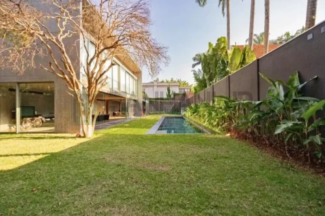 Imagem Oportunidade única: Casa de Alto Padrão no Jardim Europa, São Paulo-SP, com 4 quartos, 4 suítes e 8 vagas de garagem!