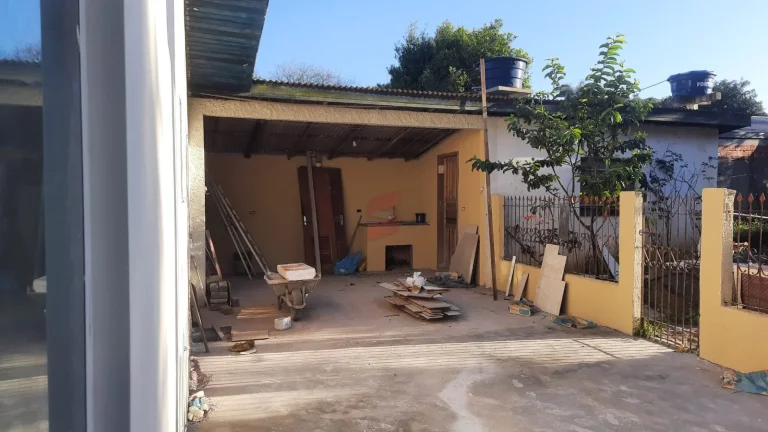 Imagem VENDO UMA BELÍSSIMA CASA EM PIRAQUARA
BAIRRO : JARDIM SANTA HELENATerreno com 560 metros quadrados sendo 14x40, área construída 144m2
A casa disponibiliza de: 
- 3 suites e mais 1 banheiro social
- Banheiros com box e revestimento de porcelanato
- Sala de