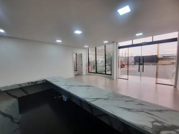 Imagem Excelente Barracão medindo 786m² sendo 490m² térreo e 288,65m² no 2° pavimento.Térreo contém 6 salas, 1 cozinha, 1 refeitório, 3 bwc.2° pavimento contém 6 salas, 1 cozinha, 3 bwc.Barracão todo mobiliado com 7 metros de pé direito. 
