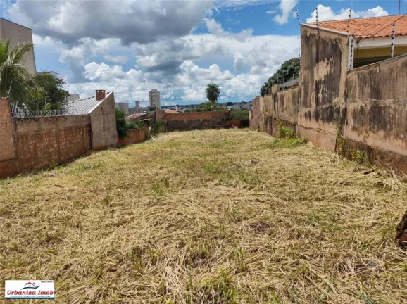 Imagem Terreno à Venda com 767 m2 no Bairro São Francisco na Rua José Oliva - Todo Murado