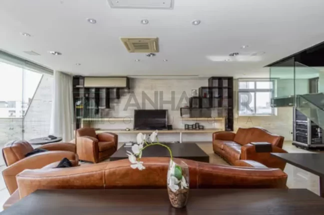 Imagem Cobertura no Jardins: 3 quartos, 1 suíte, 4 salas, 4 banheiros, 3 vagas - São Paulo-SP - 550m²!