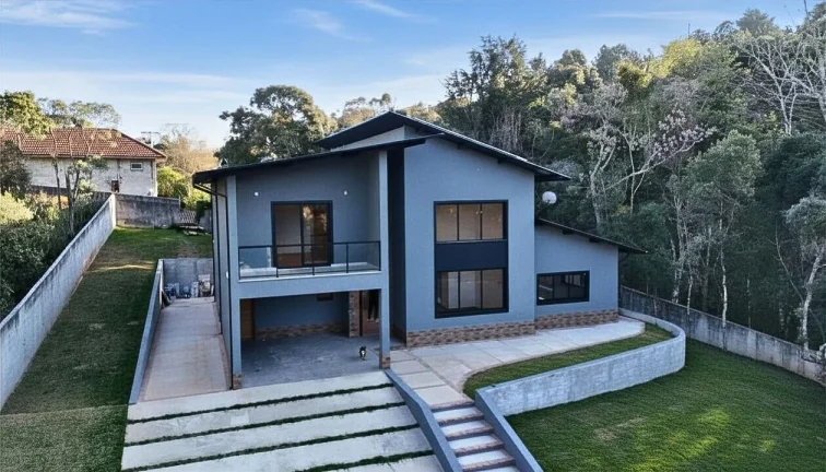 Imagem Refúgio Contemporâneo na Vila Siomara: Design, Terreno Plano e o Silêncio das Araucárias