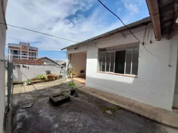 Imagem Casa à venda em Barbacena, Centro, com 2 quartos, 140m2
