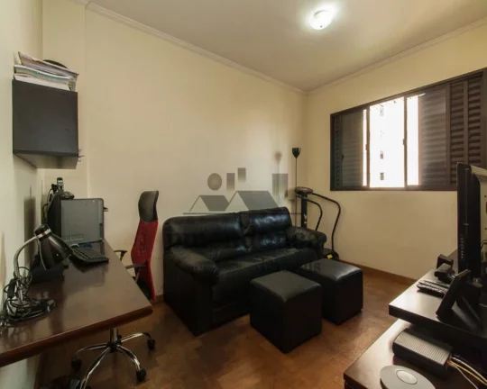 Imagem Imóvel possui living amplo para 3 ambientes, varanda integrada, lareira, lavabo, na área íntima s...