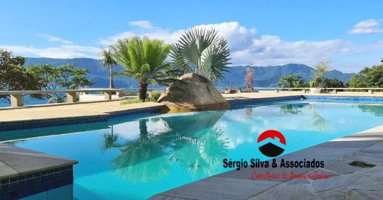 Imagem Casa Espetacular a Venda de Frente Para o Mar, em Ilhabela/SP.