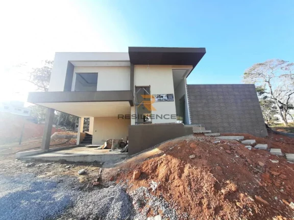 Casa maravilhosa com 03 quartos sendo 02 suítes em condomínio fechado !!