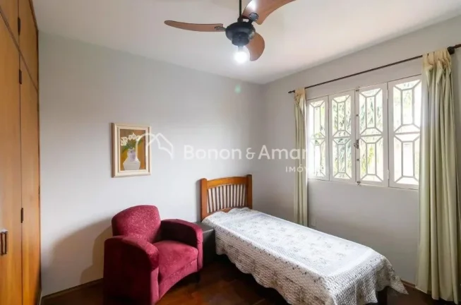 Imagem Casa espaçosa disponível para venda, com 5 quartos, incluindo 2 suítes, e 4 banheiros. O imóvel ...