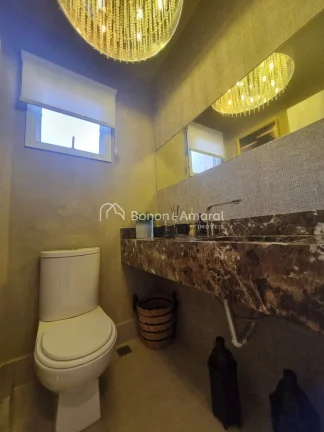 Imagem Este moderno sobrado, bem localizado dentro do condomínio, oferece 2 quartos, sendo uma suíte com ...