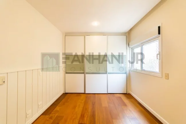 Imagem Venha se surpreender com essa incrível residência de luxo! Com 3 suítes espaçosas, sendo a suíte do casal com 2 banheiros, você terá todo o conforto