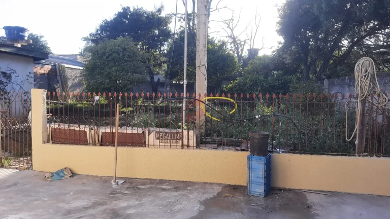Imagem VENDO UMA BELÍSSIMA CASA EM PIRAQUARA
BAIRRO : JARDIM SANTA HELENATerreno com 560 metros quadrados sendo 14x40, área construída 144m2
A casa disponibiliza de: 
- 3 suites e mais 1 banheiro social
- Banheiros com box e revestimento de porcelanato
- Sala de