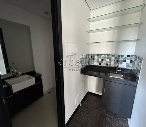 Imagem Sala comercial com 37M², piso elevado,1 banheiro, mini copa, varanda, fechadura eletrônica e 1 vag...