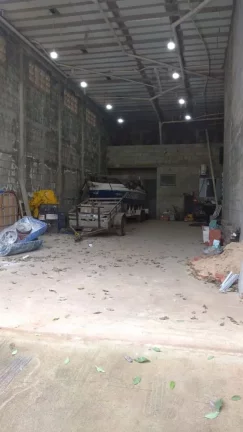 Imagem Barracão Comercial com 150 metros com 01 dormitório, cozinha e banheiro social. Varias vagas de ga...