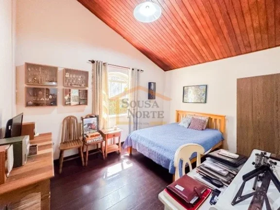Imagem Casa com 330m² de área construída e terreno de 1.050m². Possui 4 dormitórios, sendo 2 suítes, ...