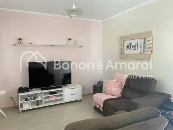 Imagem .Casa conta com sala de estar; sala de jantar com cozinha integrada; despensa; área de serviço; um...