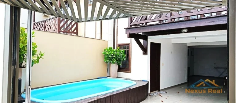 Sobrado com Piscina Privativa