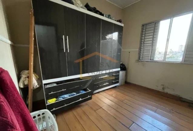 Imagem Sobrado precisando de reforma, com 2 dormitórios, sala, cozinha com armários e 1 banheiro. Possui ...
