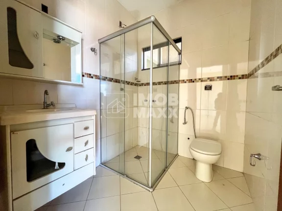 Imagem Descubra o conforto e a praticidade de viver em uma casa espaçosa à venda em Samambaia Sul, com 279m² de área útil. Este imóvel conta com 3 dormitórios, sendo 1 suíte, além de 3 banheiros, proporci