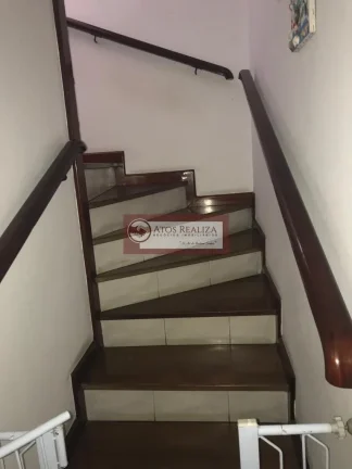 Imagem Vendo super oportunidade na vila inglesa, região do Jardim Alzira. Sobrado de 116m2, com 3 Dormitorios, sendo 1 Suíte, todos com Armários, quatro de empregada, 2 vagas de garagem com luz automática, portão automático, corredor lateral, 2 Caixa d'água de 5