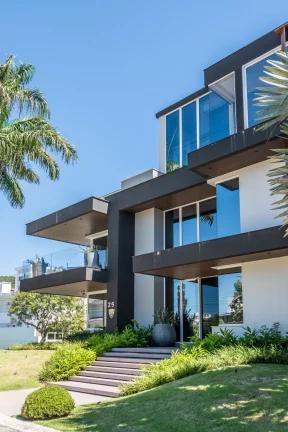 Imagem Magnífica casa em Jurerê Internacional a apenas 100m do mar. Casa localizada em exelente terreno d...