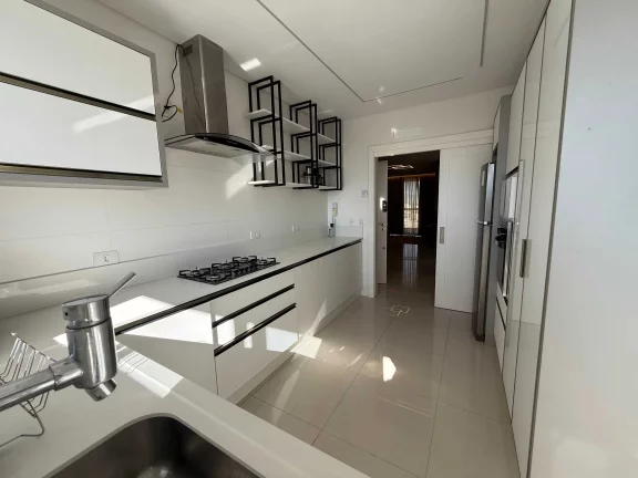 Imagem Apartamento 3 suítes e 3 vagas de garagem no Centro de Balneário Camboriú/SC