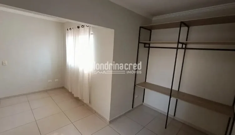 Imagem Excelente Sobrado no Jardim Itália, Cambé: 3 Quartos (1 Suíte Luxuosa), 3 Banheiros, Sacada, Churrasqueira e Piscina – Conforto e Lazer para Sua Família!