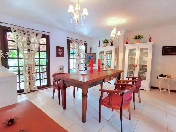 Imagem Casa 5 suítes e 3 vagas de garagem a 150m da beira-mar da Praia de Taquaras em Balneário Camboriú/SC