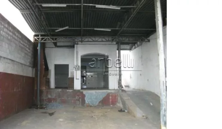 Imagem Galpão com escritórios com área total de 406 metros quadrados. O piso térreo está o galpão que...