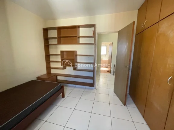 Imagem Este apartamento no Edifício Cambará destaca-se pela excelente localização na Rua Tiradentes, of...
