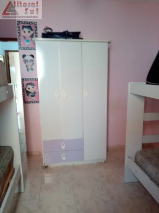 Imagem Casa à venda em Praia Grande-SP, bairro Maracanã: 2 quartos, 1 suíte, sala, 2 banheiros, 1 vaga e 75m² de área. Imperdível!