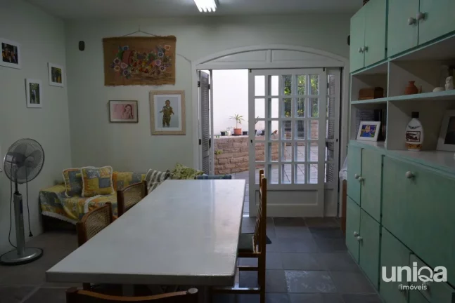 Imagem Sobrado com 04 dormitórios sendo 01 suite com closed e hidromassagem.