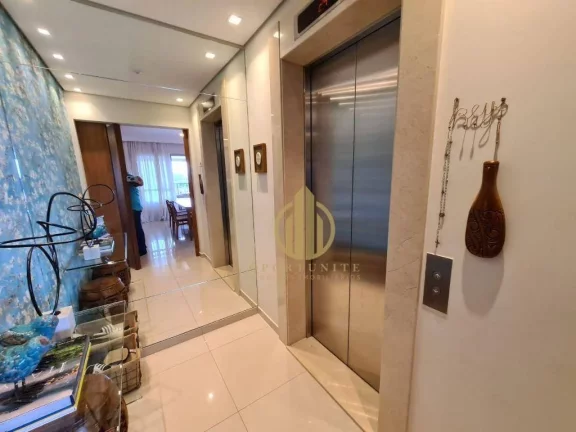 Imagem Apartamento de alto padrão com 4 suítes, 4 garagens e mobiliado.