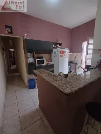 Imagem Imperdível! Casa à venda em Praia Grande-SP, bairro Tupi. 2 quartos, 1 sala, 2 banheiros, 1 vaga de garagem. Agende sua visita!