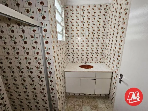 Imagem Apartamento 3 dormitórios (1 suíte). Dependência com wc auxiliar e sacada.