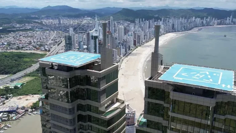 Imagem Cobertura Quadriplex com 8 suítes e 10 vagas de garagem na Barra Sul em Balneário Camboriú